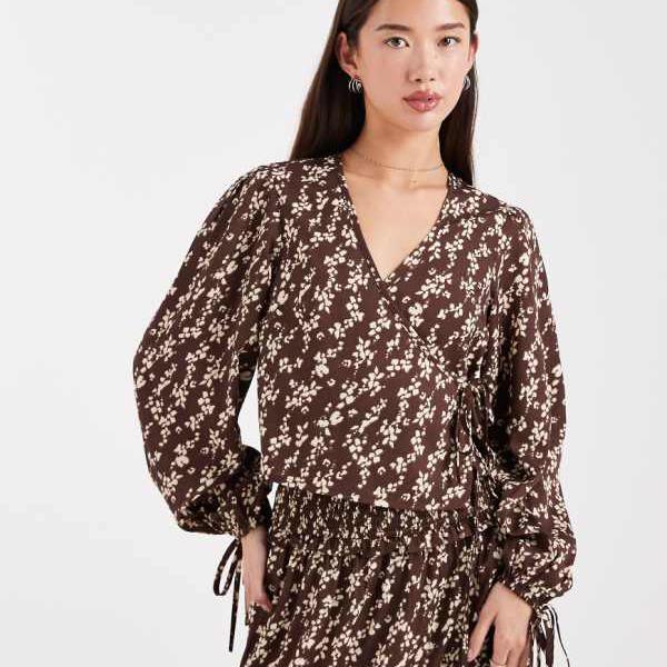 Wednesday's Girl Wednesday's Girl ブラウンフローラルのラップフリルブラウス トップス レディース 女性 インポートブランド 小さいサイズから大きいサイズまで