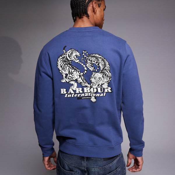 バブアーインターナショナル Barbour バブアー バブアーインターナショナル タリスマン グラフィック ロゴタイプ トレーナー（うしろ側刷り上げる、青色） トップス メンズ 成人男性 インポートブランド たわい無い大きさから気が大きい大きさまで