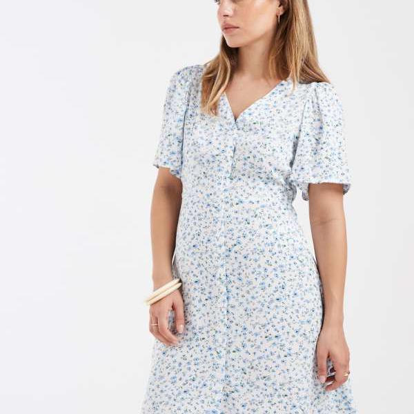 ヴェロモーダ Vero Moda Vero Moda Petiteのボタン留めミニスケータードレス、白地に青い小花柄 ワンピース レディース 女性 インポートブランド 小さいサイズから大きいサイズまで