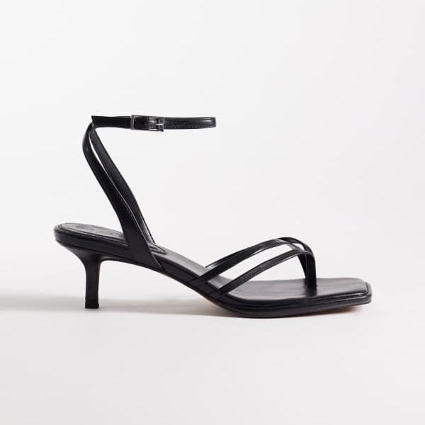 エイソス ASOS asos ASOS DESIGN ハーバー ミニマル ストラップ トゥ トング キトゥンヒールサンダル（ブラック） 靴 レディース 女性 インポートブランド 小さいサイズから大きいサイズまで