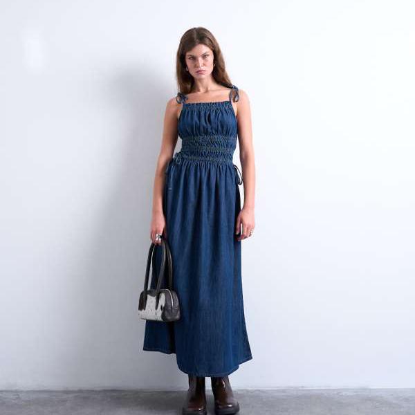 トップショップ Topshop TOPSHOP トップショップのデニムシャーリングマキシドレス（ミッドブルー、ストラップ付き） ワンピース レディース 女性 インポートブランド 小さいサイズから大きいサイズまで