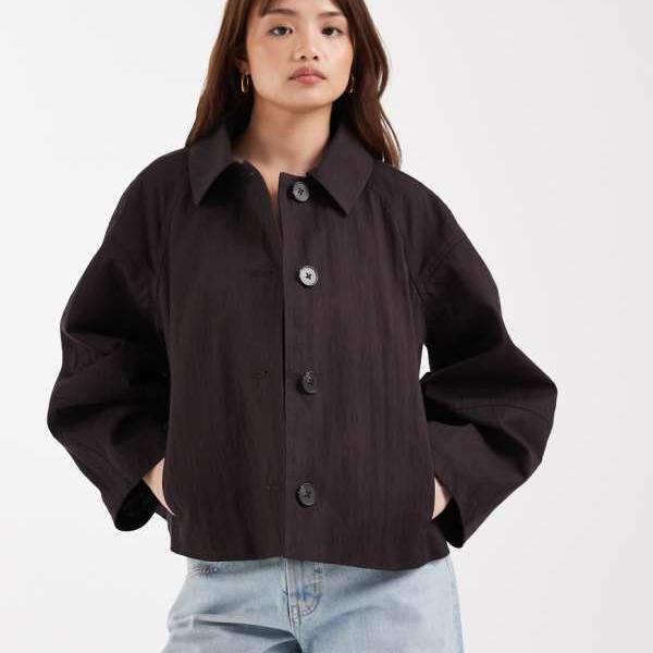 エイソス ASOS asos ASOS DESIGN プリーツディテールのプチショートトレンチコート（チョコレート） パンツ ボトム  レディース 女性 インポートブランド 小さいサイズから大きいサイズまで