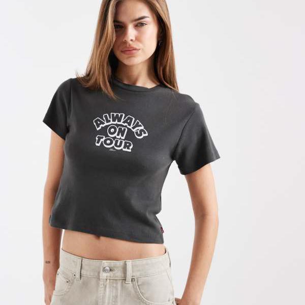 リーバイス Levi's リーバイスのオールウェイズグラフィックベビーTシャツ（ブラック） トップス レディース 女性 インポートブランド 小さいサイズから大きいサイズまで｜セレクトショップ　Diva　Closet