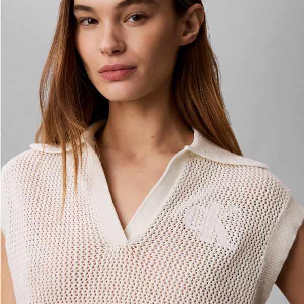 カルバンクラインジーンズ Calvin Klein Jeans カルバン・クライン・ジーンズのクロシェ編みクロップドベスト（象牙色） ズボン下 下つ方 レディース 成人女性 インポートブランド 弱められた大きさから馬鹿でかい大きさまで