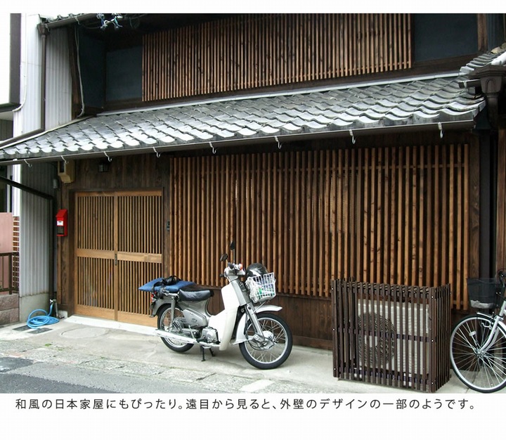 半額sale 縦格子がモダンな木製室外機カバーです 和風の住宅やお庭にもしっくりと馴染みます エアコン室外機カバー幅92 5 ダークブラウン縦格子