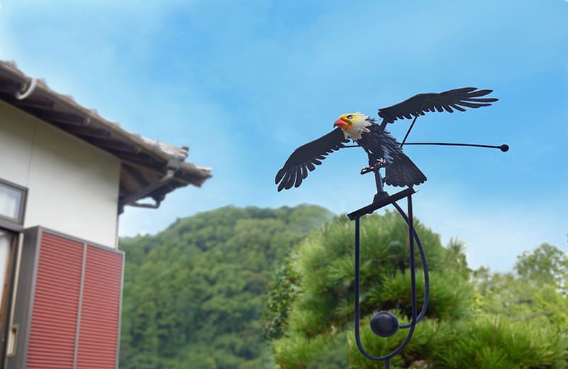 風で動く鷲のオーナメント 防鳥 鳥避け 鳥害 害鳥対策 ハト カラス 被害 対策 防止 予防 家庭菜園 畑 果樹園 農作物 保護 ガーデニング 外構装飾期 庭 玄関 ベランダ 風で涼 夏 エクステリア 誕生日 バースデー プレゼント ギフト 贈り物 お祝い 贈答品 グッズ おすすめ 人気
