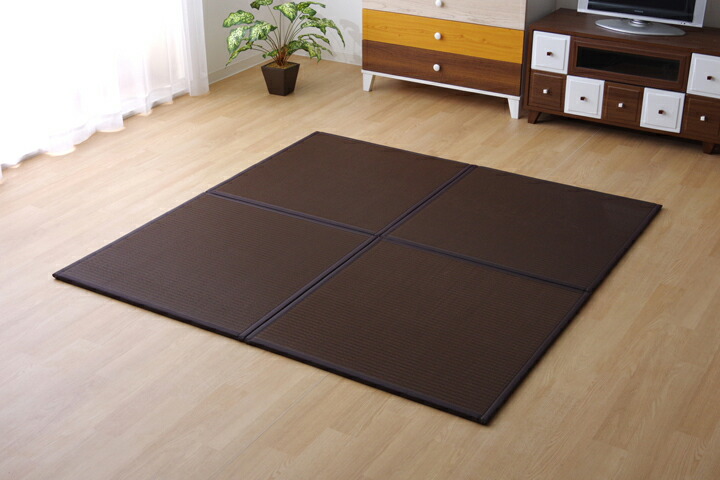 【メーカー直送】イケヒコ 水拭きできる 置き畳 ポリプロピレン製 【同色4枚セット】 日本製 連結ジョイント付き 軽量 抗菌 防臭 防汚性 衛生的 クッション性 オールシーズン ブラウン 約82&times;82&times;1.7cm｜1110460060204｜Wishop 店