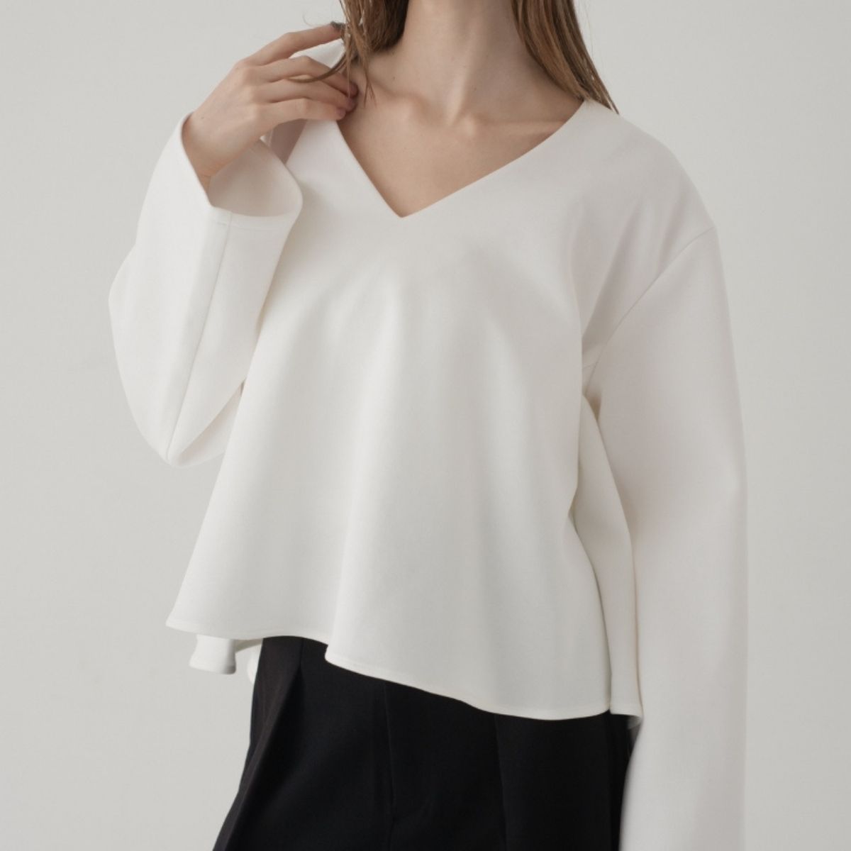 カリーナPO/white レディース トップス 太陽フレア Vのど首 体型押しかぶせる 今めかしい 雅びやか 好いたらしいめ デコルテ 美押し出し 長袖 秋冬 心地よい フレアトップス 成年者 好いたらしい