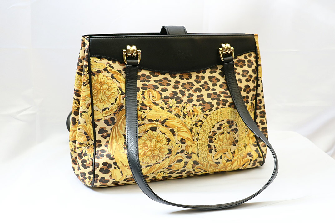 超希少 GIANNI VERSACE メデューサ 太陽 レザー ボディバッグ 楽天市場】ヴェルサーチ バッグ ショルダーバッグ ボディバッグ