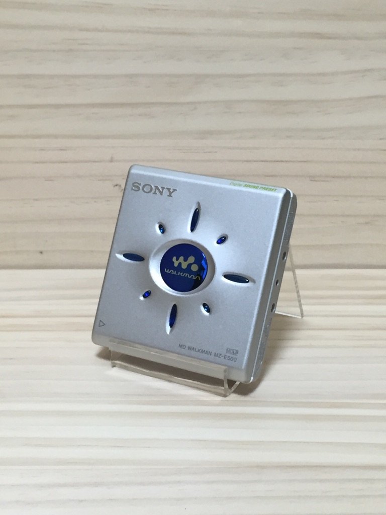 【中古】【人並み外れたに好いたらしい】SONY ソニー MZ-E500-S しろがね色 携帯型MD電気蓄音機 MDLP相応う （MD生まれ変わり専用機/MDウォークマン）