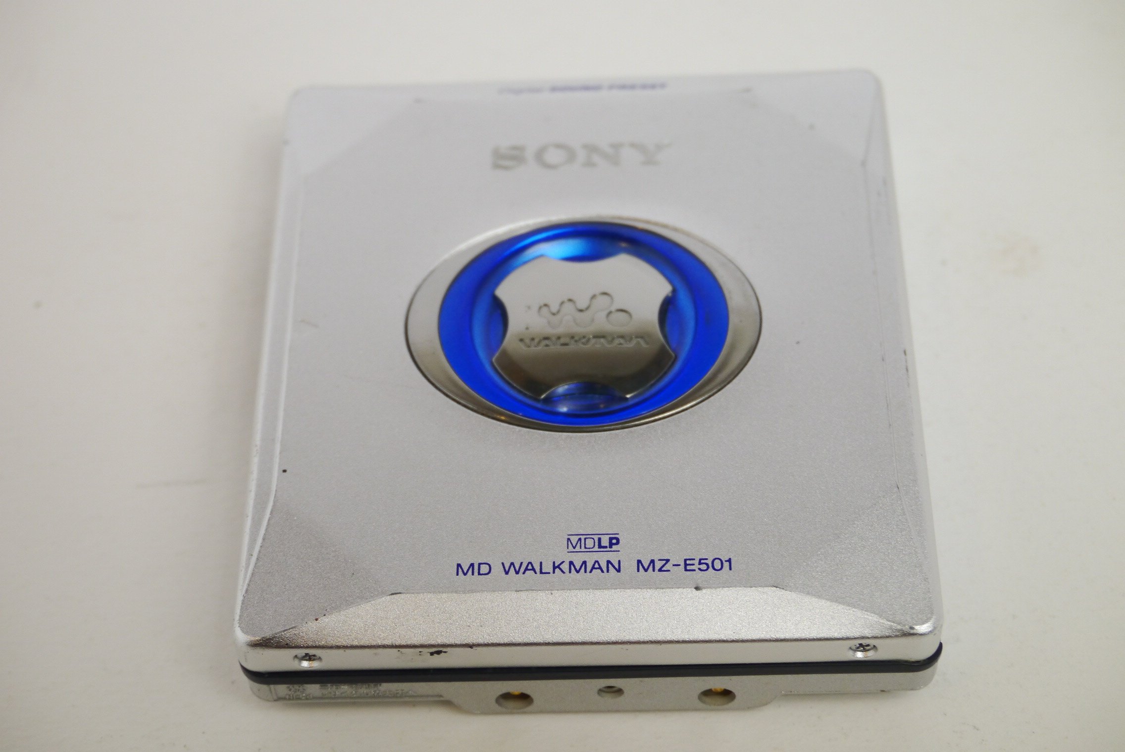 【中古】【人並み外れたに好いたらしい】SONY ソニー MZ-E501-S しろがね色 MDウォークマン （携帯型MD電気蓄音機） MDLP相応う