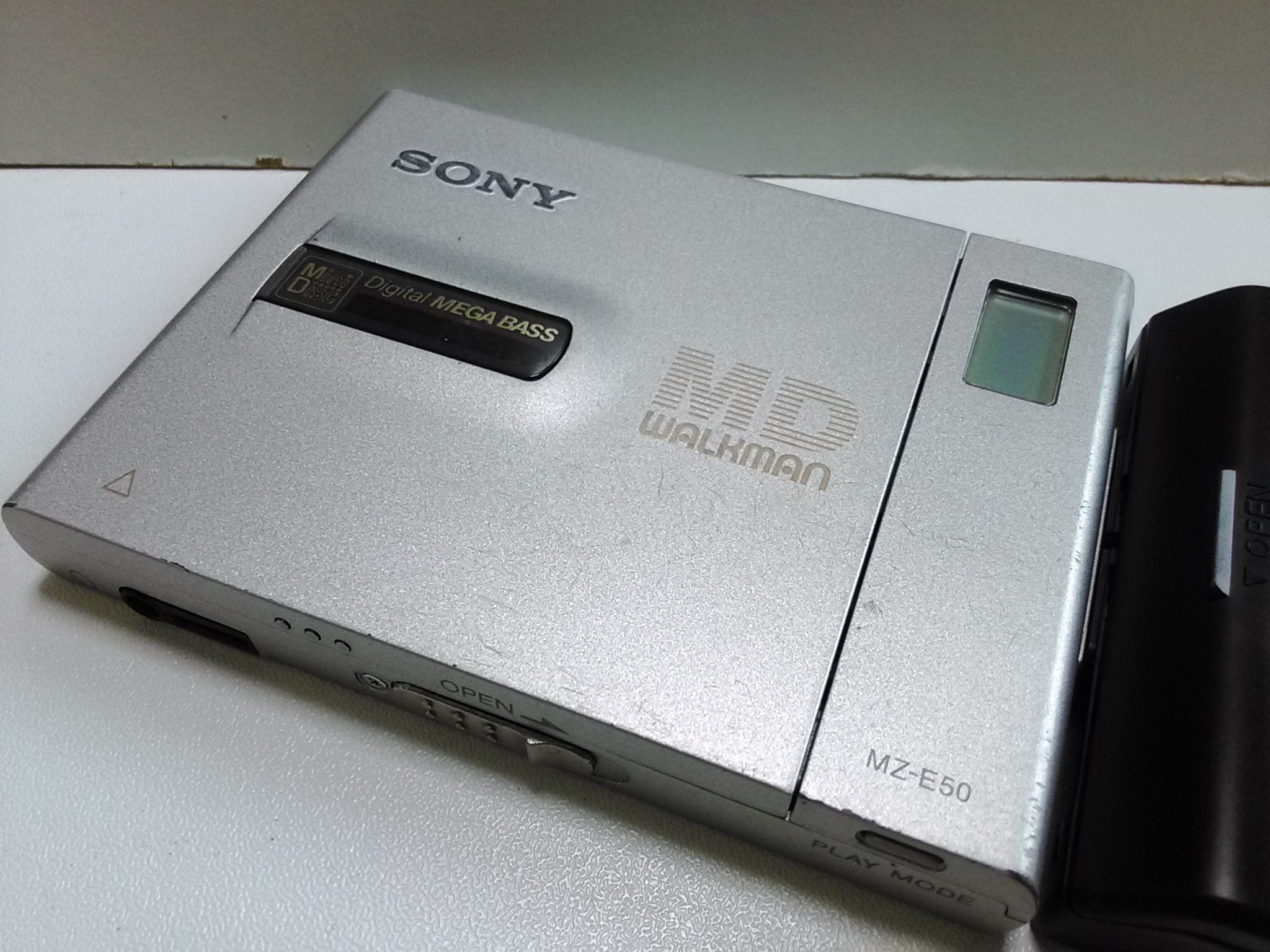 【中古】【人並み外れたに好いたらしい】SONY 携帯型MD電気蓄音機 MZ-E50 しろがね色