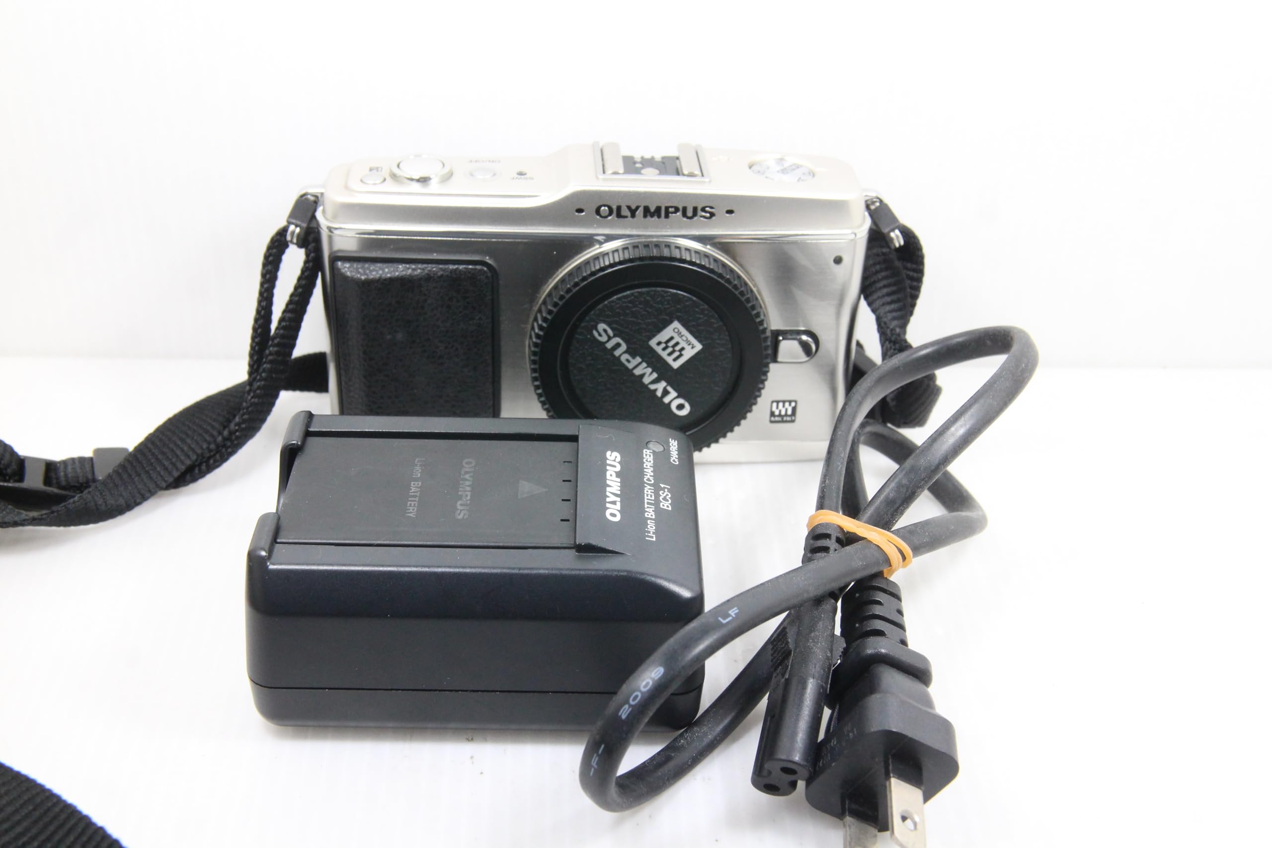 【中古】【非常に良い】OLYMPUS ミラーレス一眼 E-P1 ボディ シルバー E-P1 BODY-SLV