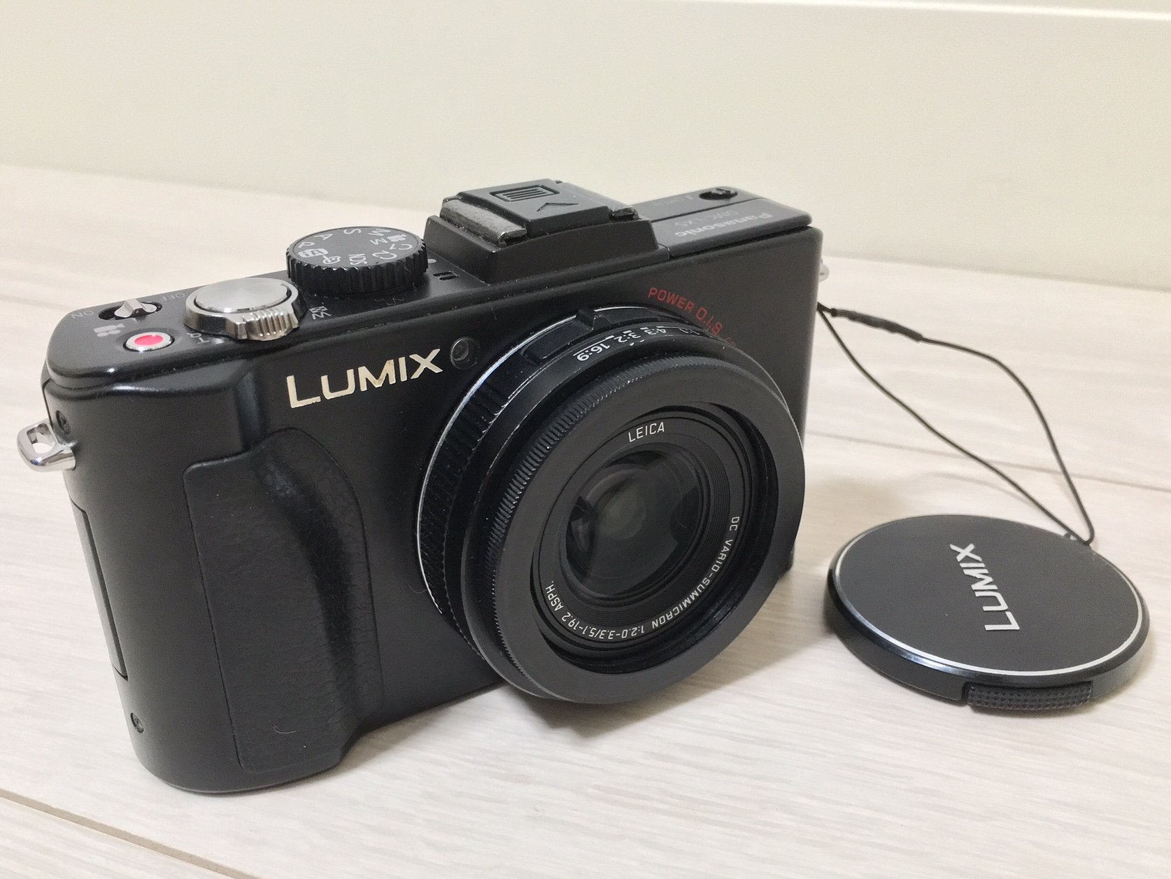 【中古】【非常に良い】パナソニック デジタルカメラ ルミックス ブラック DMC-LX5-K 1010万画素 光学3.8倍ズーム 広角24mm 3.0型液晶 F2.0バリオ・ズミクロンレンズ