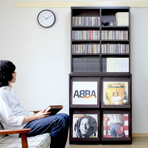 沢山のレコードが整理できるので いつでも探せて聴ける さらにお気に入りジャケットを飾って気分もイイ フラップ扉 ディスプレイラック レコードラック 全部収納できる 扉付き ラック 本棚 書斎 コミック 収納 大容量 レコード Cd コミック 棚 キャビネット