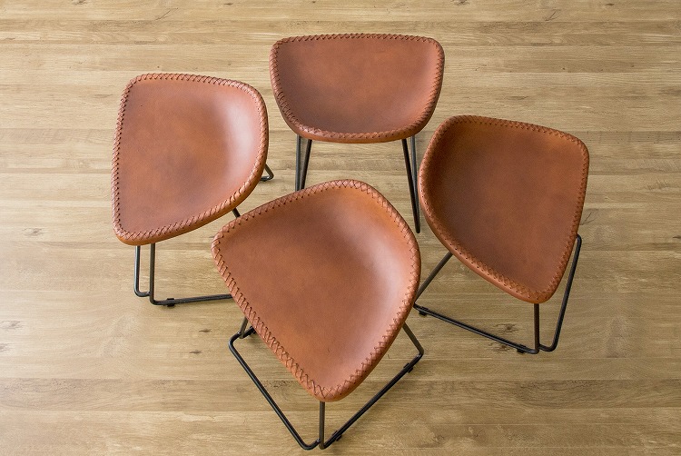 座面 スツール バーチェア 北欧 スツール チェア 背もたれなし 収納 低い ダイニング おしゃれ 木箱 低め ダイニングチェア 革 アイアン 椅子 幅広くて とても座り心地が良い椅子です レザーの素材感も使い込めば飴色に変わるでしょう アンティーク 業務用