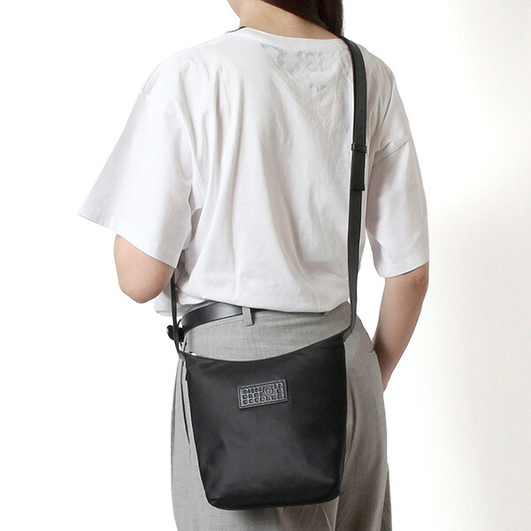 26SSモデルエムエムシックス MM6 Maison Margiela レディース ニューメリック ナイロンバーティカルクロスボディバッグ【黒いこと】SB6WG0026 P9062 T8013/【2026SS】l-bag