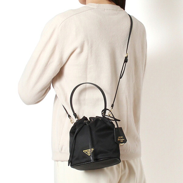 25AWモデル プラダ PRADA レディース Re Edition 1978 Re Nylon x サフィアーノレザー バケットバッグ【NERO】 1BE067 RV44 F0002/【2025-26AW】l-bag