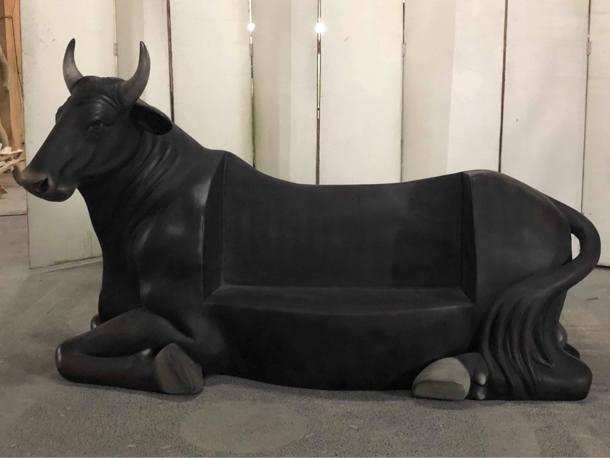 楽天市場 牛の紳士 ウシ シッティング With ベンチ 等身大フィギュア ドリームフィギュア 楽天市場店