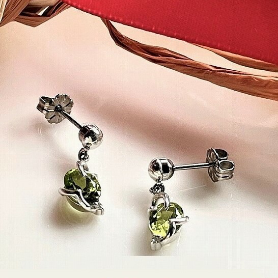 プラチナピアス FDAピアス ペリドット ダイヤ 金属アレルギー対応 敏感肌 金属アレルギー プラチナ1000 チタンピアス チタン チタン合金 医療用金属 ポストはプラチナ1000とスーパーチタンなのでかゆくなりません プレゼント SI010