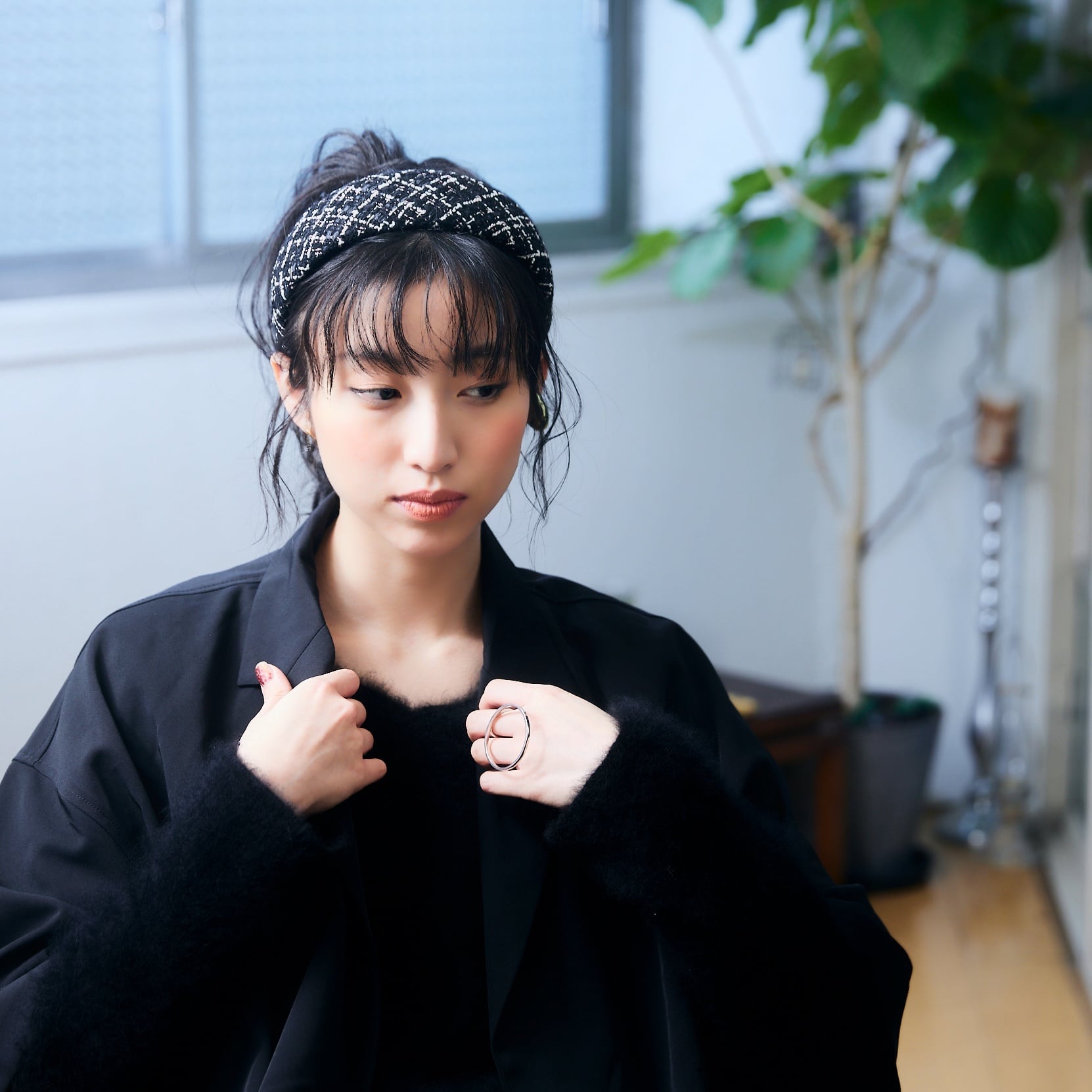 【マラソン P2倍 最大500円オフCP配布中】hiila 50mm幅 シバレンタインツイード カチューシャ ブラック hiila イーラ アリスバンド hl-24-3 パーティー 結婚式 お出かけ 日本製 謝恩会 ブランド エレガント 送料無料 銀婚式 ギフト｜ウェディング通販ドレスアンドレス