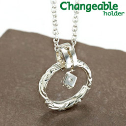 【20日23:59まで 限定5%オフCP配布中】リングホルダー ペンダント ネックレス リング changeable 送料無料 アラベスク彫りのメンズリング&ポップなサイコロチャームのホルダーセット 指輪をネックレスにする 通す プレゼントギフト 銀婚式 ギフト|ウェディング通販ドレスアンドレス