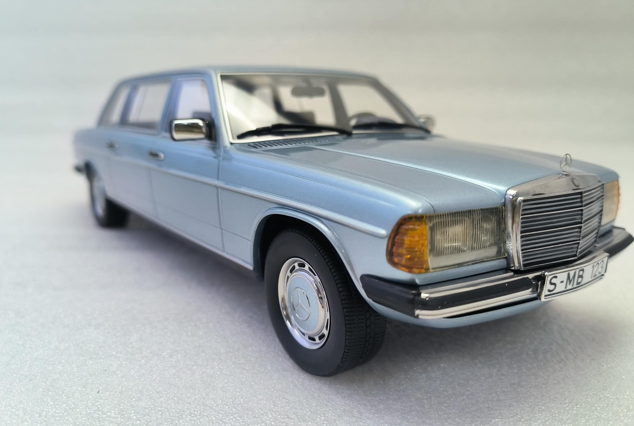 1/18 メルセデス S123 Tモデル 1978ダークブルー KKscale製 1/18 メルセデス S123 Tモデル 1978ダークブルー KKscale製