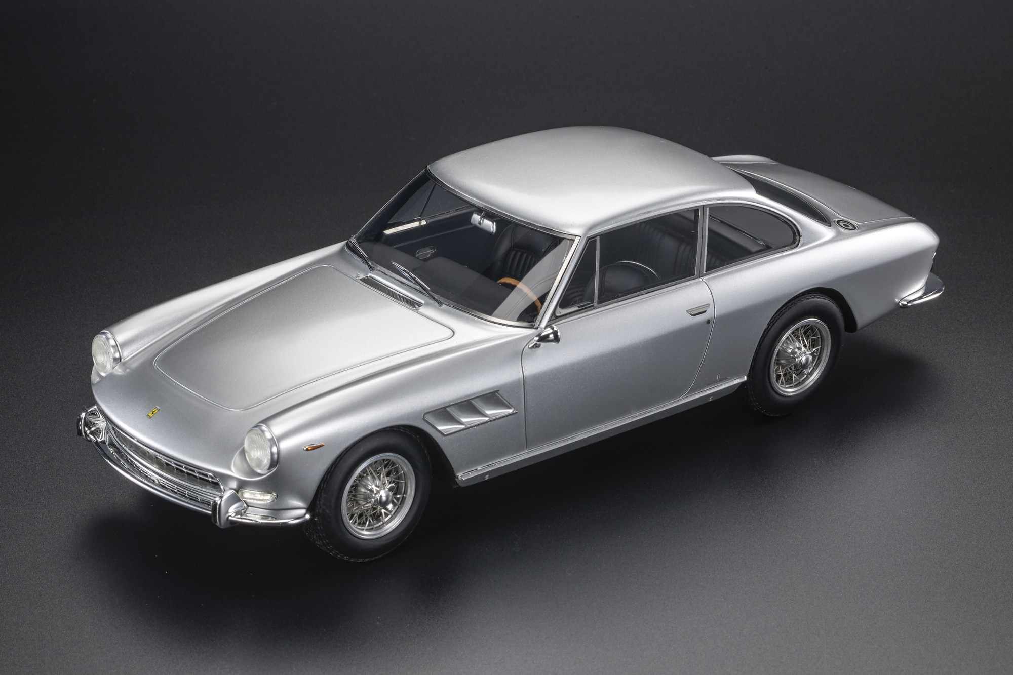 Top Marques 1/18 ミニカー レジン プロポーションモデル 1965年モデル フェラーリ FERRARI - 330 GT 2+2 1965 シルバー｜ディー・ティー・ダブリュー