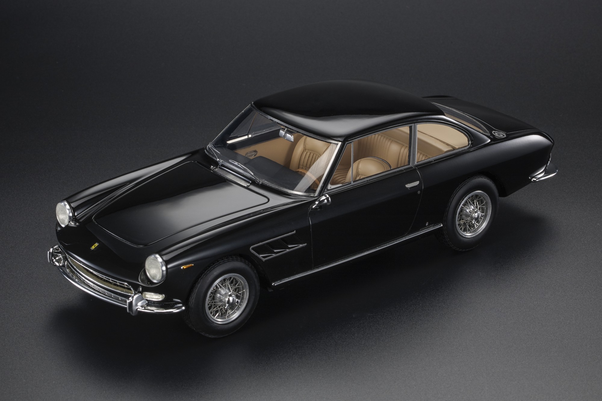 Top Marques 1/18 ミニカー レジン プロポーションモデル 1965年モデル フェラーリ FERRARI - 330 GT 2+2 1965 ブラック｜ディー・ティー・ダブリュー