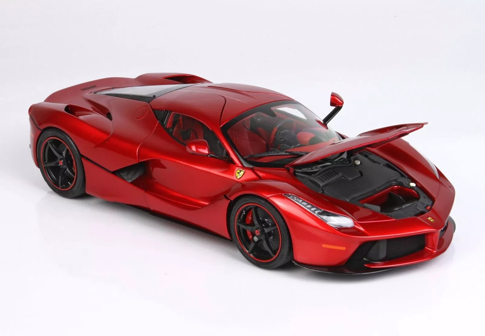 BBR 1/18 ダイキャストモデル 2013年モデル フェラーリ ラフェラーリ FERRARI LAFERRARI 2013 PERSONAL CAR LEWIS HAMILTON ルイス・ハミルトン私有車 Metallic Red Fire Fiber/Rosso Fuoco Metallizzato with customised interiors in red and carbon メタリックレッド|ディー・ティー・ダブリュー