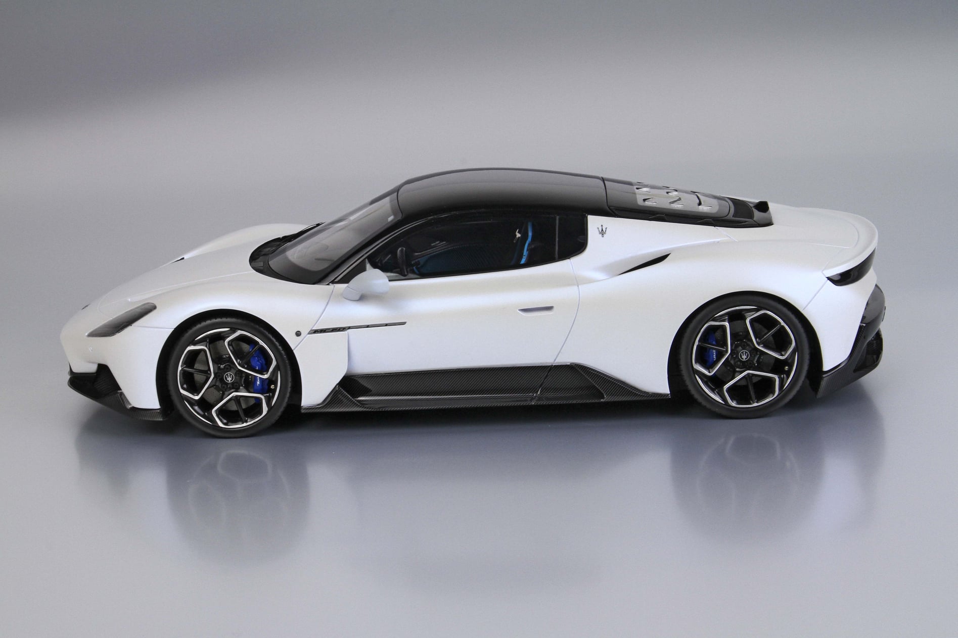 値下げ r アクリルケース付き Mc マセラティ 年モデル プロポーションモデル レジン ミニカー 1 18 乗り物のおもちゃ Pav Fv