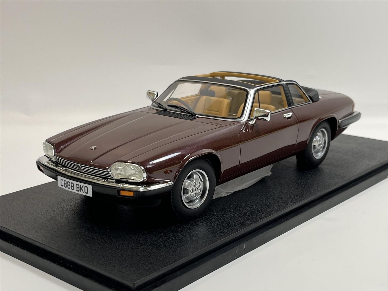 1/18 ジャガーXJ 新製品入荷！ JAGUAR(ジャガー) XJ 4.2C NEO製 1/18 モデルカー