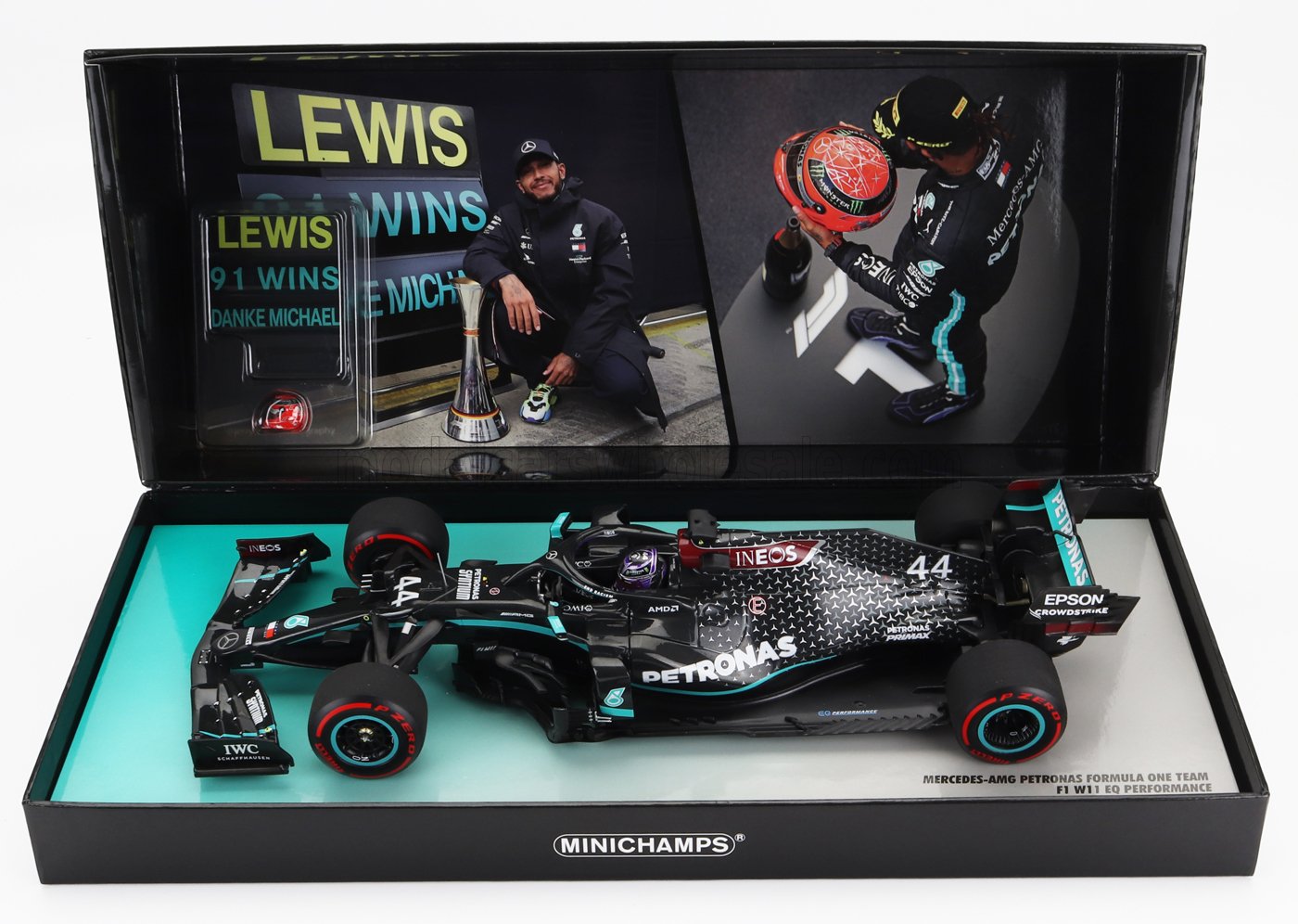 Minichamps 1/18 2020年10月アイフェルGP 優勝モデル メルセデス MERCEDES GP - F1 W11 EQ PERFORMANCE TEAM AMG PETRONAS MOTORSPORT No.44 WORLD CHAMPION WINNER EIFEL GP (91st WIN) LEWIS HAMILTON 2020 w/ MICHAEL SCHUMACHER HELMET AND PIT BOARD ルイス・ハミルトン｜ディー・ティー・ダブリュー