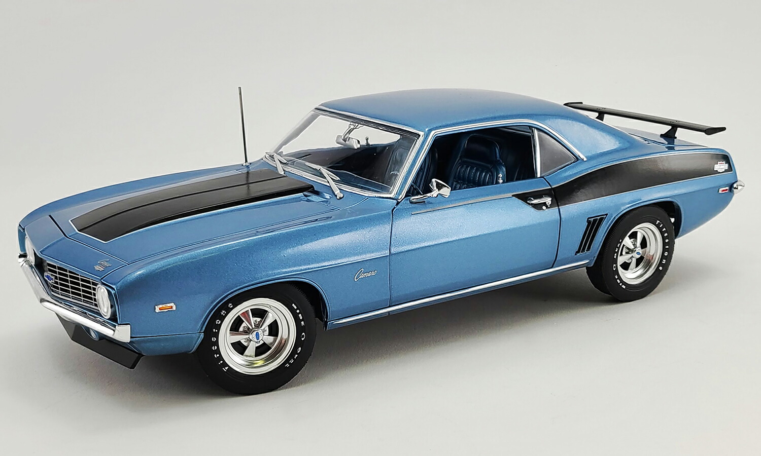 オートワールド 1/18 1972カマロ クリームイエロー/ブラックストライプ オートワールド 1/18 1972カマロ クリームイエロー/ブラック