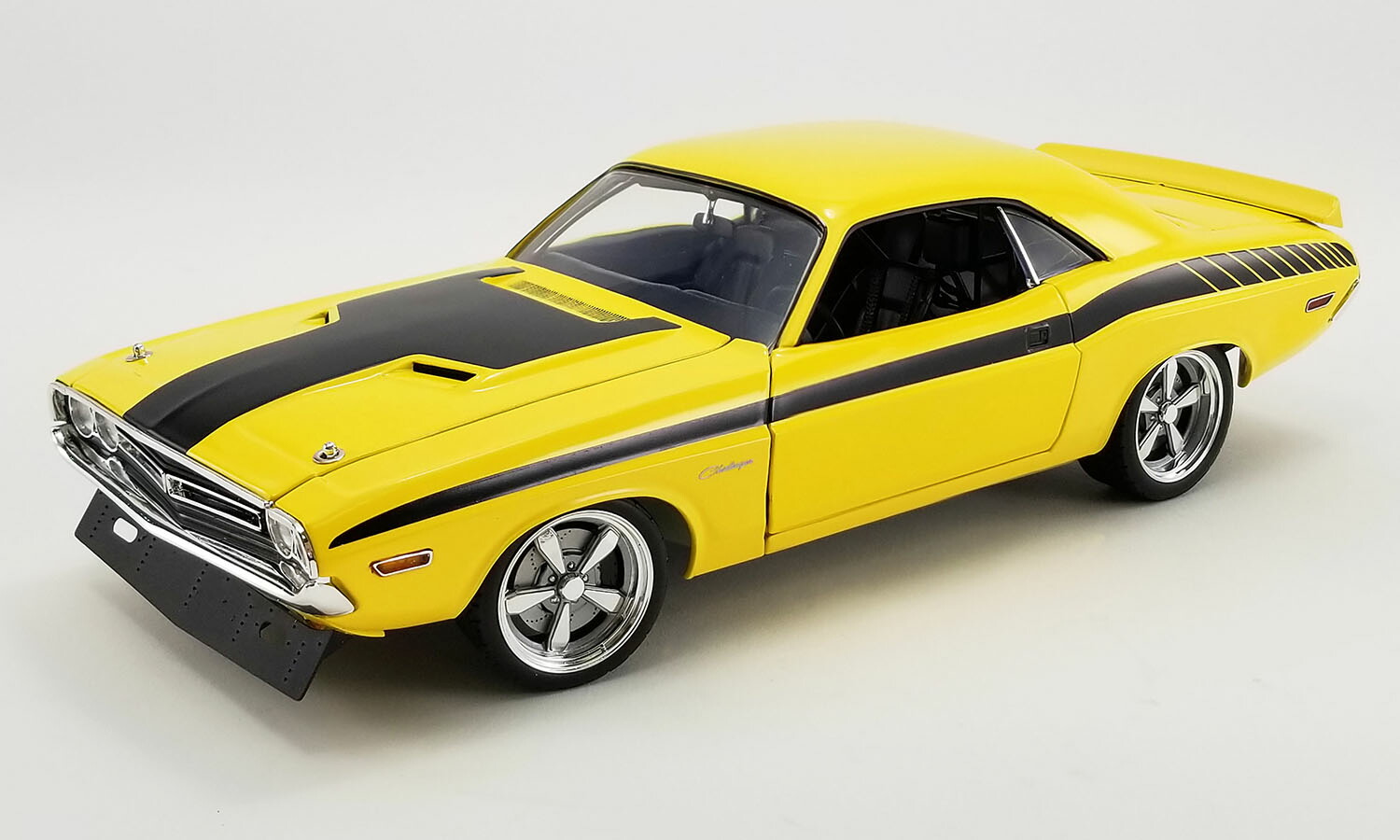 ミニカー　1/18 ダッジ スーパービー 1970 [18956B] 1970 Dodge Super Bee Street Fighter - Street Fighter in 1:18