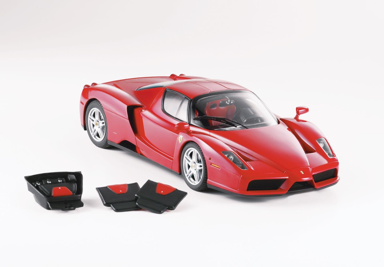 BBR 1/18 ミニカー ダイキャストモデル 2002年モデル フェラーリ FERRARI - ENZO 2002 ROSSO CORSA フェラーリレッド プラットフォーム・アクリルケース付き