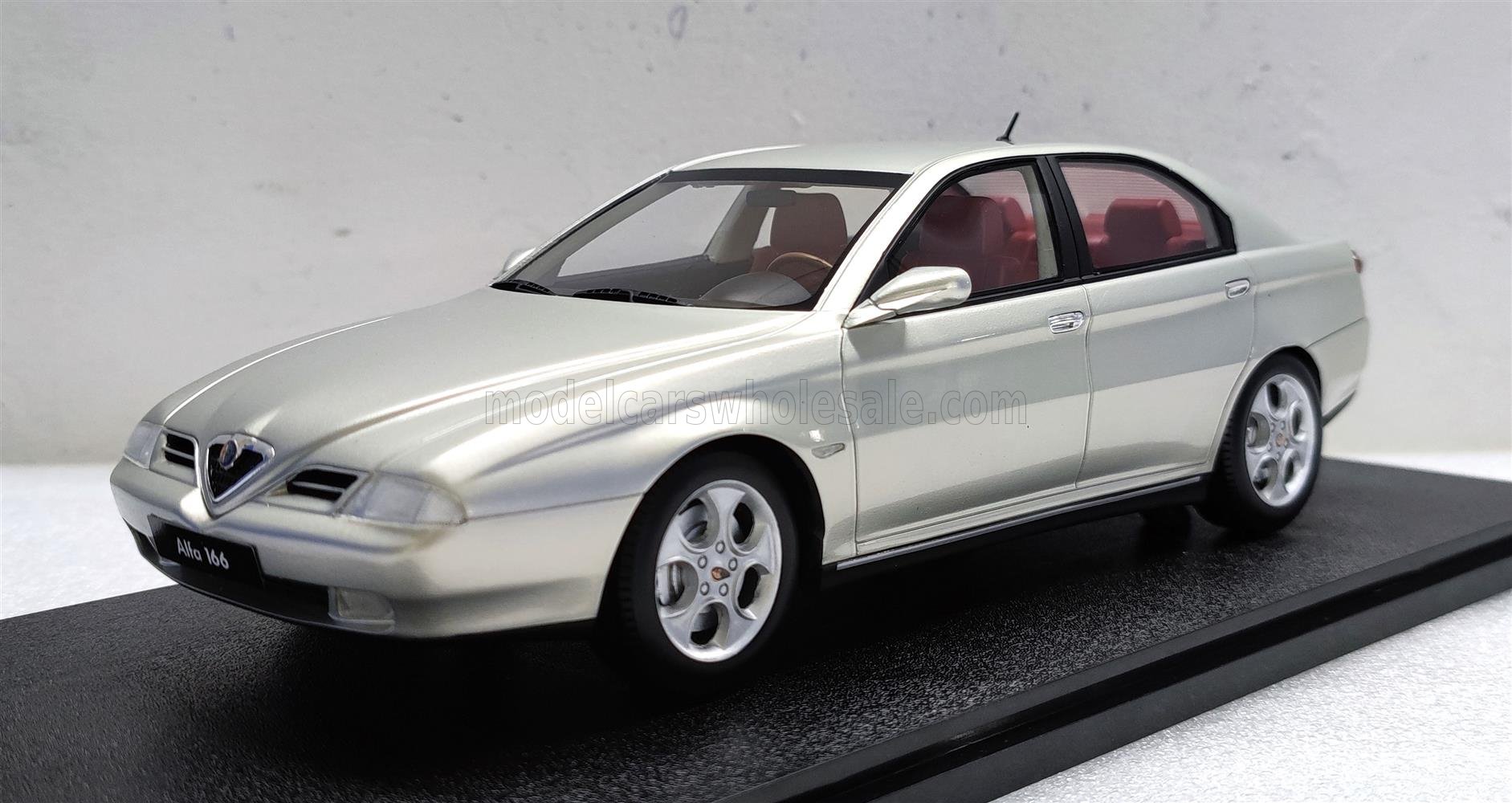 Cult Scale Models カルトモデル 1/18 ミニカー レジン プロポーションモデル 1998年モデル アルファロメオ ALFA ROMEO - 166 3.0 V6 24v SUPER 1998 シルバーメタリック｜ディー・ティー・ダブリュー