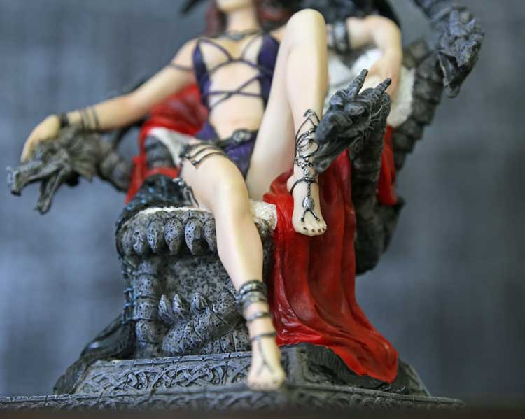 王座に座ってる女性 女性のフィギュア Throne Of Possession ドラゴンの大座 かっこいい 置物 フィギュア アニメオタク セクシー 海外雑貨 海外インテリア Giosenglish Com