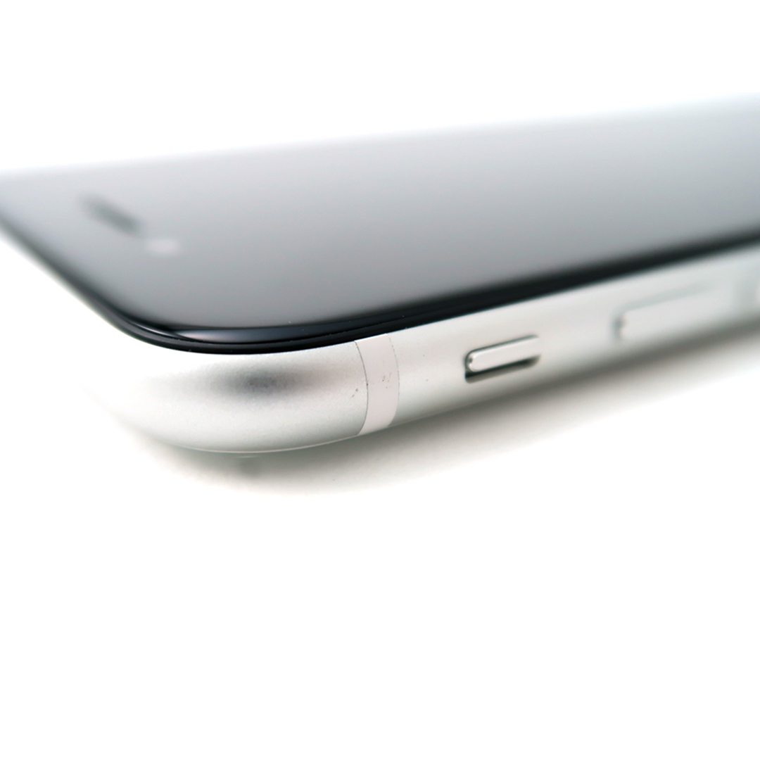 日本メーカー新品 iPhoneSE 第2世代 中古 64GB SIMロック解除済み ホワイト docomo Bランク スマホ 本体 アイフォン  アップル Apple