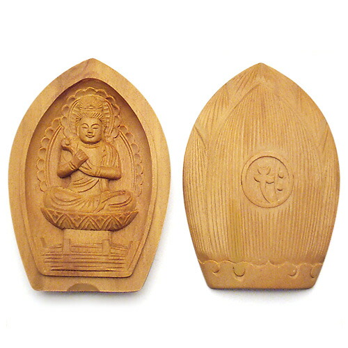 厄除け香合仏 勢至菩薩(午年出どころ) 白檀製 高さ6cm×巾4珊 \u003cBR\u003e\u003cBR\u003e【貨物輸送無料】【仏具 仏像 勢至菩薩像 木製 木彫り 白檀 金襴袋付き添い人 午年 うま年】