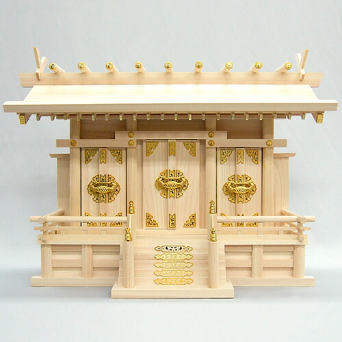 神棚(お宮) 通し大屋根三社 中 高さ42cm×巾57珊\u003cBR\u003e\u003cBR\u003e【貨物輸送無料】【神具 神棚 日本製 国産品 三社からだ付き 宮形 桧 檜 ひのき ヒノキ 身寄り花めく 亭主もち安全性のある 造営 開店】