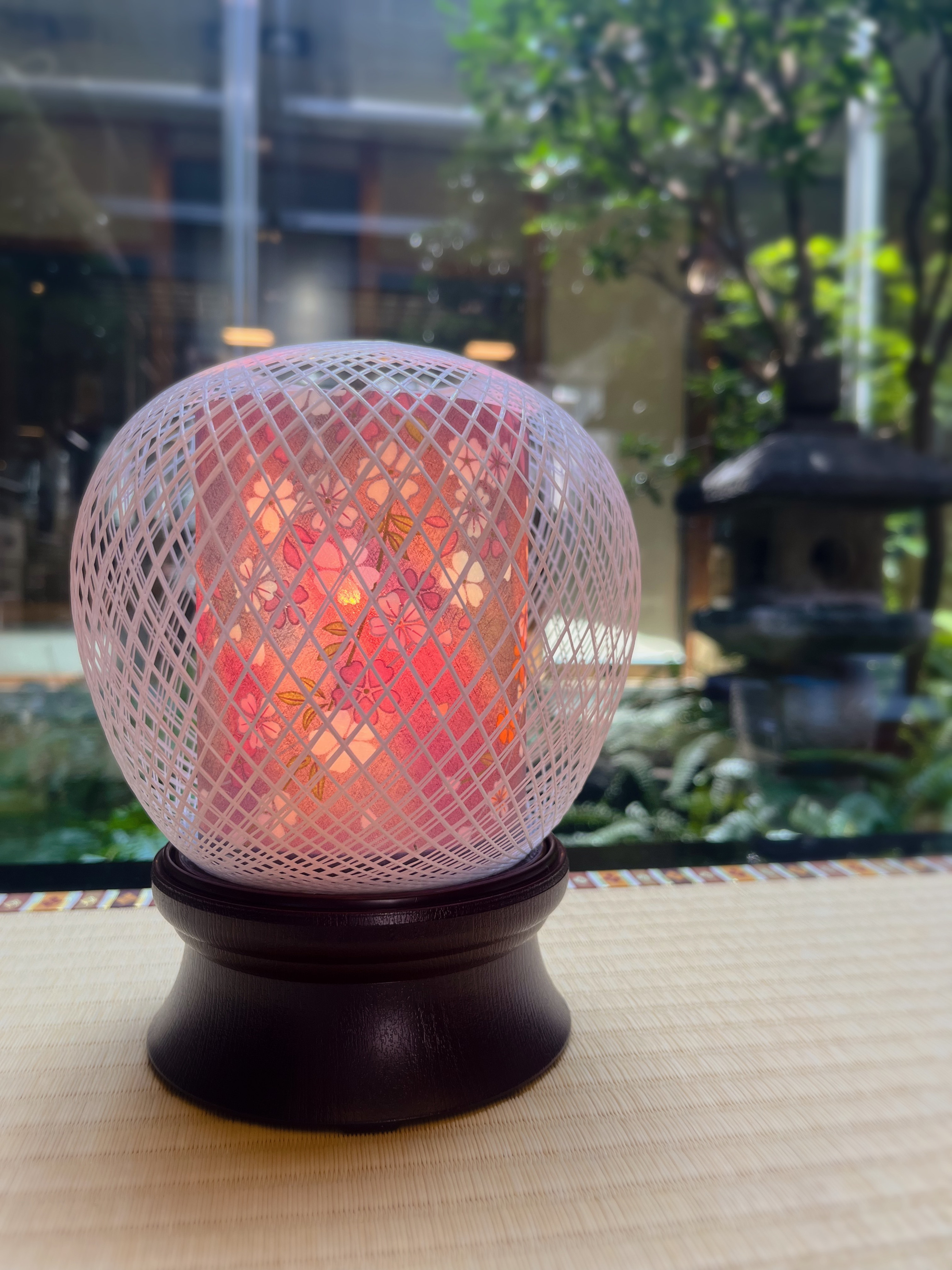 《まゆ玉が光ります》【盆提灯モダン まゆ玉 新盆飾り 組立不要 提灯御供 LED お盆飾り 初盆 高さ19 インテリア提灯 コンパクト 盆提灯花 モダン提灯 盆ちょうちん 美しい提灯 かわいい 盆提灯 花まゆ 盆提灯蓮】花まゆ 廻転付 パープル|e-Butudan/現代仏壇・お香・数珠