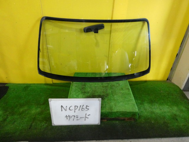 【中古】中古部品 サクシード NCP165V フロントウインドガラス 【3331010600-250619001411200】