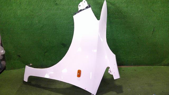 【中古】中古部品 フィット GK3 左ﾌﾛﾝﾄﾌｪﾝﾀﾞｰ 【3500080000-240802000410700】