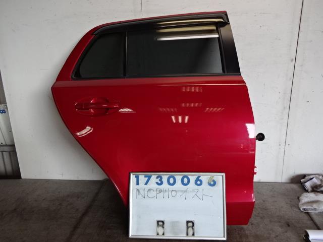 【中古】中古部品 イスト NCP110 右ﾘｱﾄﾞｱ 【3330980100-001340492313300】