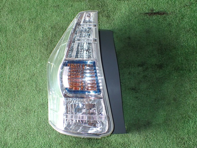 【中古】中古部品 プリウスα ZVW41W 左テールランプ 【3330450100-250630000115600】