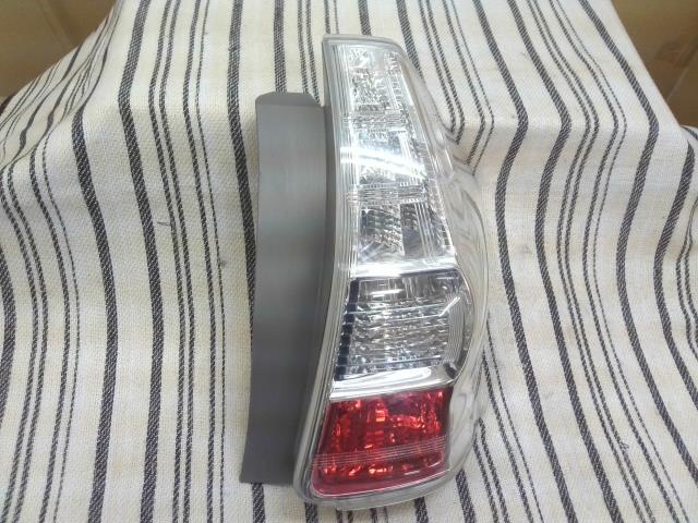 【中古】中古部品 プリウスα ZVW41W 右ﾃｰﾙﾗﾝﾌﾟ 【3310540000-000025206615500】