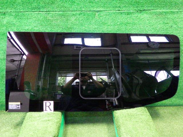 【中古】中古部品 NV350キャラバン VW2E26 右ﾘｱﾄﾞｱｶﾞﾗｽ 【3330200100-242709000013330】