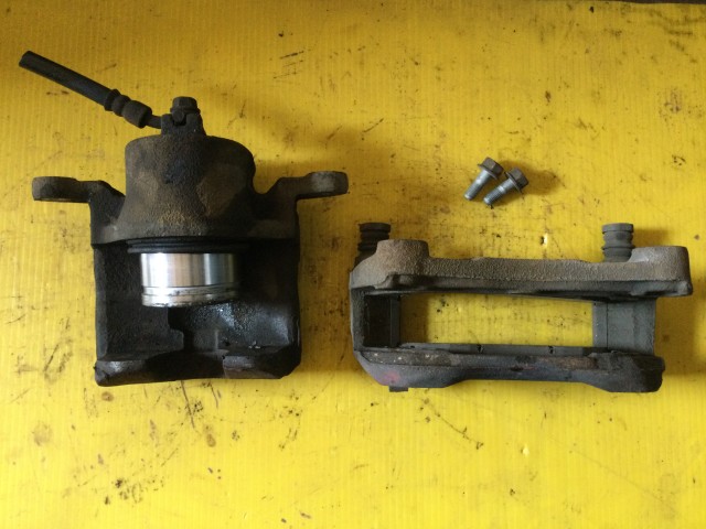 【中古】中古部品 ジューク NF15 左ﾌﾛﾝﾄｷｬﾘﾊﾟｰ 【3330960100-000052529244360】