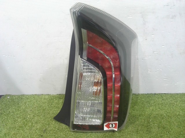 【中古】中古部品 プリウス ZVW30 右ﾃｰﾙﾗﾝﾌﾟ 【3310090100-202505014315500】